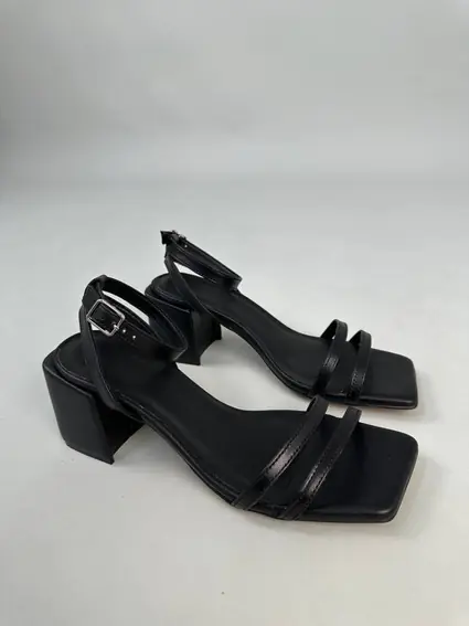 Босоножки женские кожаные черные на устойчивом каблуке фото 14 — интернет-магазин Tapok