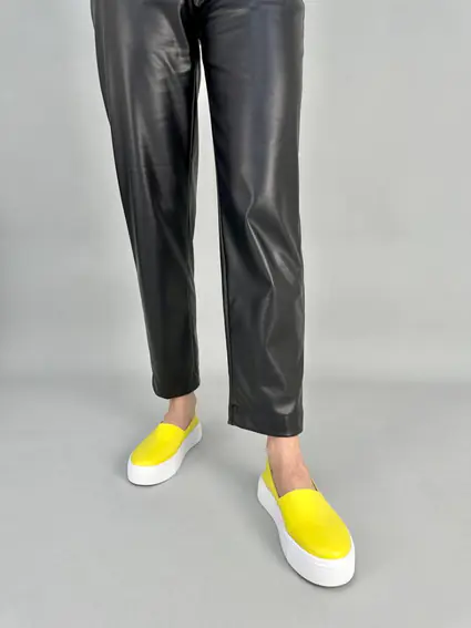 Слипоны женские кожаные лимонного цвета фото 5 — интернет-магазин Tapok