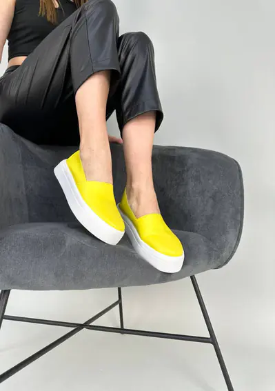 Слипоны женские кожаные лимонного цвета фото 9 — интернет-магазин Tapok