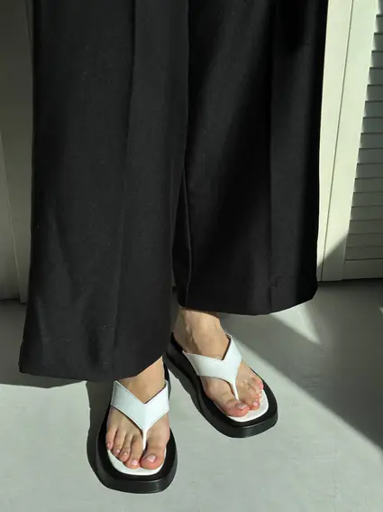Шльопанці жіночі шкіряні білі на чорній підошві фото 2 — інтернет-магазин Tapok