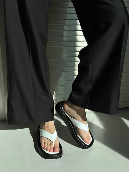 Шльопанці жіночі шкіряні білі на чорній підошві фото 3 — інтернет-магазин Tapok