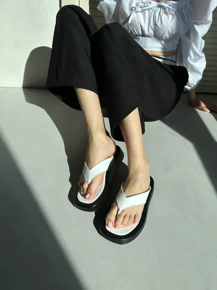 Шльопанці жіночі шкіряні білі на чорній підошві фото 6 — інтернет-магазин Tapok