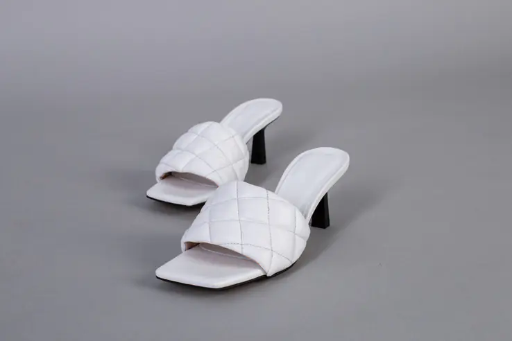 Шлепанцы женские кожаные белые стеганые фото 9 — интернет-магазин Tapok