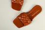 Шлепанцы женские кожаные карамельного цвета с косичкой Фото 8