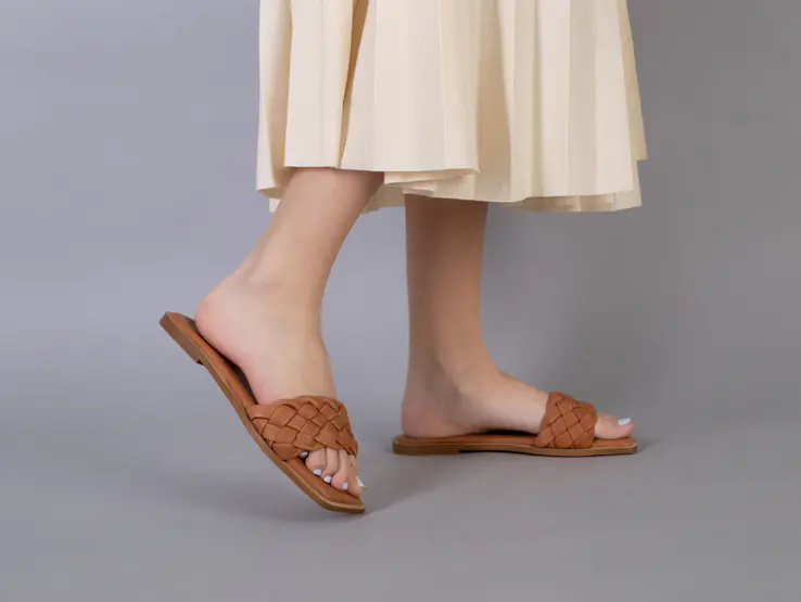 Шльопанці жіночі шкіряні карамельного кольору з кіскою на низькому ходу фото 1 — інтернет-магазин Tapok