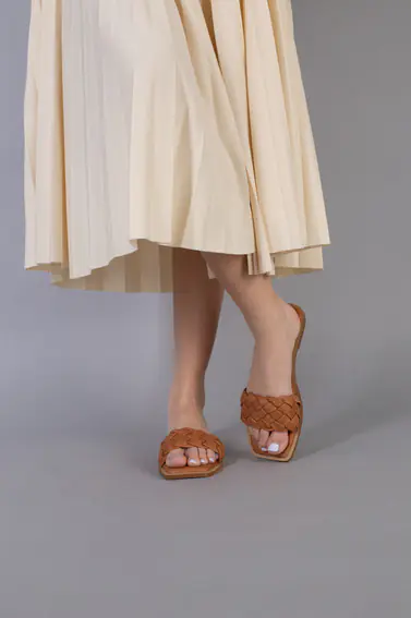 Шльопанці жіночі шкіряні карамельного кольору з кіскою на низькому ходу фото 2 — інтернет-магазин Tapok