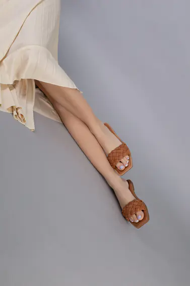 Шльопанці жіночі шкіряні карамельного кольору з кіскою на низькому ходу фото 4 — інтернет-магазин Tapok