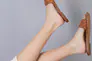 Шльопанці жіночі шкіряні карамельного кольору з кіскою на низькому ходу Фото 5