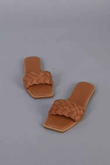 Шльопанці жіночі шкіряні карамельного кольору з кіскою на низькому ходу фото 8 — інтернет-магазин Tapok