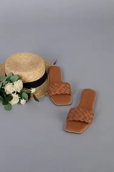 Шльопанці жіночі шкіряні карамельного кольору з кіскою на низькому ходу фото 11 — інтернет-магазин Tapok