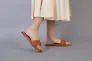Шльопанці жіночі шкіряні карамельного кольору з кіскою на низькому ходу Фото 12