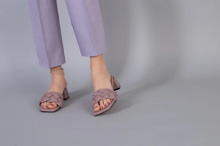 Шлепанцы женские кожаные лилового цвета на каблуке фото 2 — интернет-магазин Tapok
