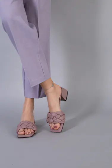 Шлепанцы женские кожаные лилового цвета на каблуке фото 3 — интернет-магазин Tapok