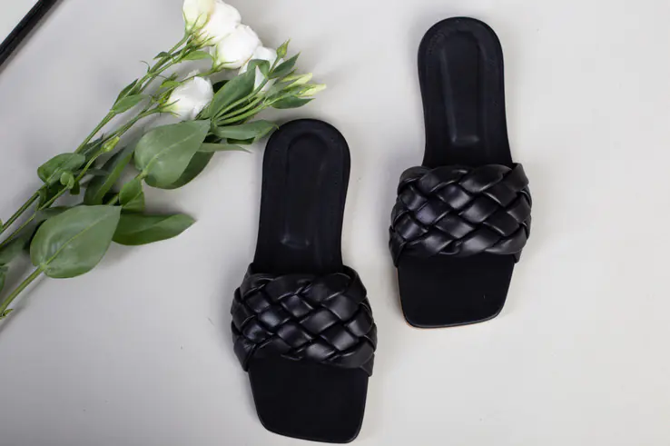 Шлепанцы женские кожаные черные с косичкой фото 9 — интернет-магазин Tapok