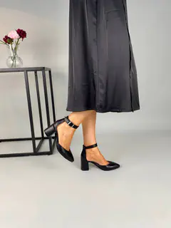Босоножки женские кожаные черного цвета на каблуке