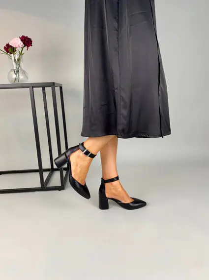 Босоножки женские кожаные черного цвета на каблуке фото 1 — интернет-магазин Tapok