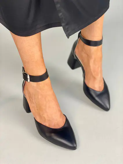 Босоножки женские кожаные черного цвета на каблуке фото 2 — интернет-магазин Tapok