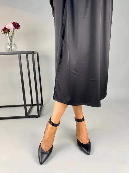 Босоніжки жіночі шкіряні чорного кольору на підборах фото 3 — інтернет-магазин Tapok