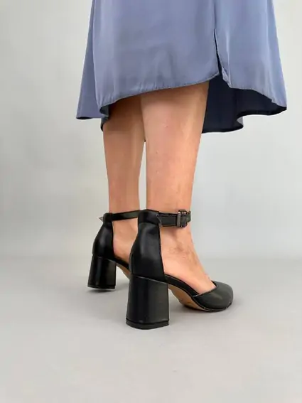 Босоножки женские кожаные черного цвета на каблуке фото 19 — интернет-магазин Tapok