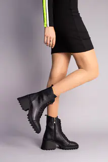 Ботинки женские кожаные черного цвета на небольшом каблуке