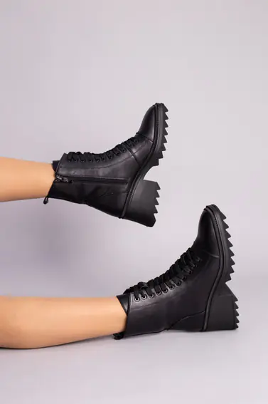 Ботинки женские кожаные черного цвета на небольшом каблуке фото 9 — интернет-магазин Tapok