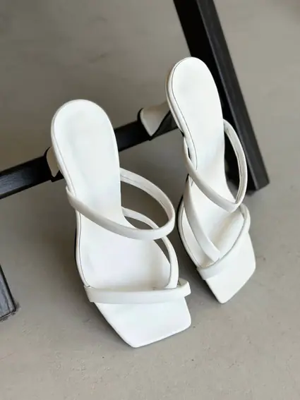 Шлепанцы женские кожаные белого цвета на каблуке фото 11 — интернет-магазин Tapok