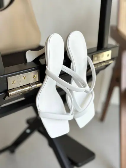 Шлепанцы женские кожаные белого цвета на каблуке фото 12 — интернет-магазин Tapok