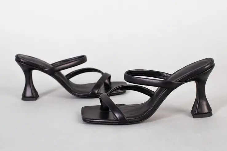 Шлепанцы женские кожаные черного цвета на каблуке фото 7 — интернет-магазин Tapok