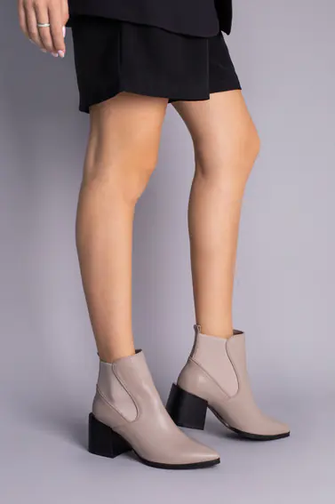Ботинки женские кожаные бежевые на каблуке фото 1 — интернет-магазин Tapok