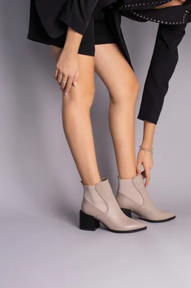 Ботинки женские кожаные бежевые на каблуке фото 5 — интернет-магазин Tapok