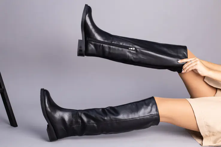 Чоботи жіночі шкіряні чорні на низькому ходу фото 3 — інтернет-магазин Tapok