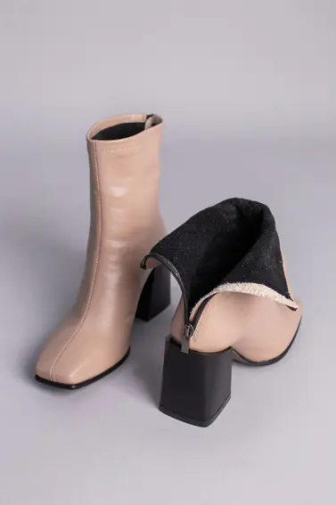 Ботинки женские кожаные бежевого цвета на каблуке фото 10 — интернет-магазин Tapok