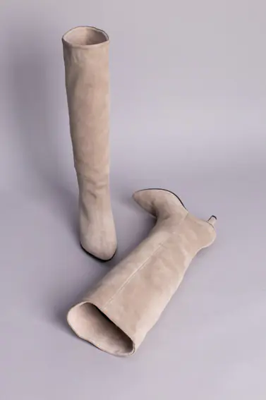Чоботи-труби жіночі замшеві бежеві на невеликому каблуці фото 8 — інтернет-магазин Tapok