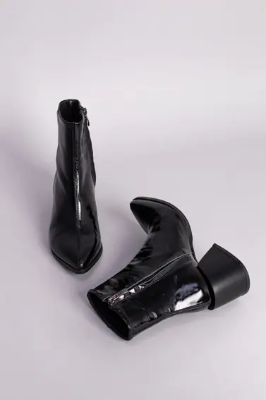 Ботильйони жіночі шкіра наплак чорного кольору з розкльошені каблуком фото 8 — інтернет-магазин Tapok