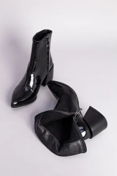 Ботильйони жіночі шкіра наплак чорного кольору з розкльошені каблуком фото 9 — інтернет-магазин Tapok