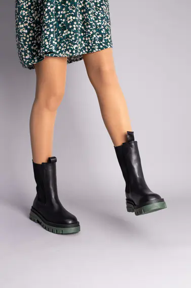 Ботинки женские кожаные черные на резинках с зеленой подошвой фото 4 — интернет-магазин Tapok