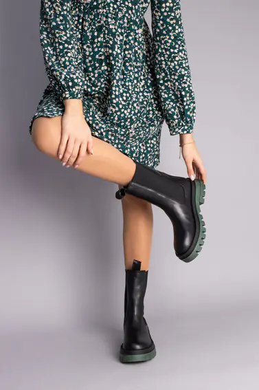 Ботинки женские кожаные черные на резинках с зеленой подошвой фото 6 — интернет-магазин Tapok