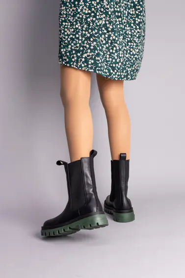 Ботинки женские кожаные черные на резинках с зеленой подошвой фото 7 — интернет-магазин Tapok