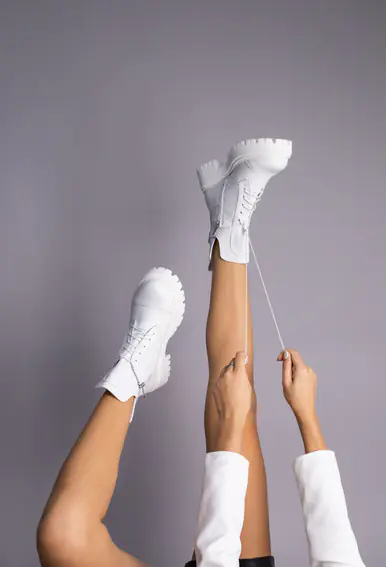 Ботинки женские кожаные белого цвета на меху фото 6 — интернет-магазин Tapok