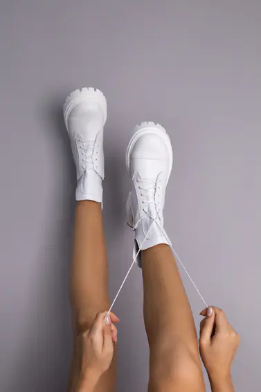 Черевики жіночі шкіряні білого кольору на хутрі фото 7 — інтернет-магазин Tapok