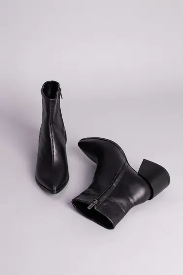 Ботильоны женские кожаные черного цвета с расклешенным каблуком фото 8 — интернет-магазин Tapok
