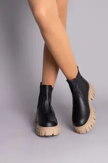 Ботинки женские кожаные черные с резинкой на бежевой подошве
