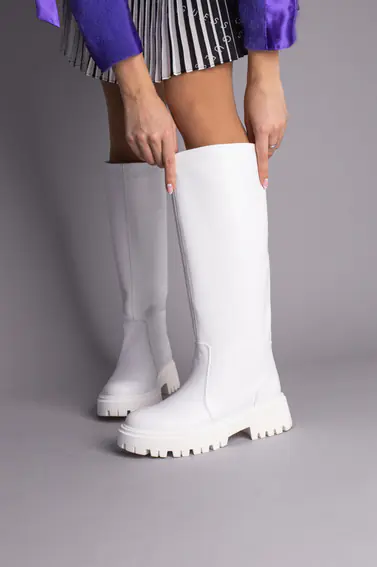 Чоботи-труби жіночі шкіряні білого кольору зимові фото 1 — інтернет-магазин Tapok