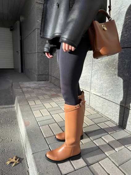 Чоботи жіночі шкіряні коричневого кольору з ремінцем без каблука зимові фото 15 — інтернет-магазин Tapok