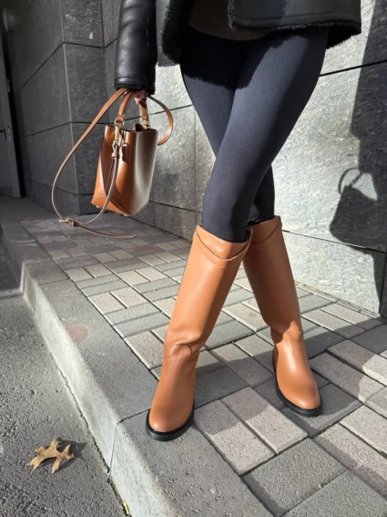 Сапоги женские кожаные коричневого цвета с ремешком без каблука зимние фото 17 — интернет-магазин Tapok