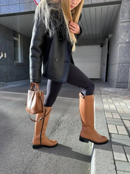 Чоботи жіночі шкіряні коричневого кольору з ремінцем без каблука зимові фото 18 — інтернет-магазин Tapok