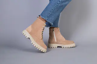 Ботинки женские замшевые пудровые на шнурках и с замком зимние