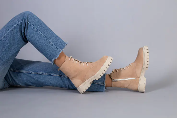 Ботинки женские замшевые пудровые на шнурках и с замком зимние фото 6 — интернет-магазин Tapok