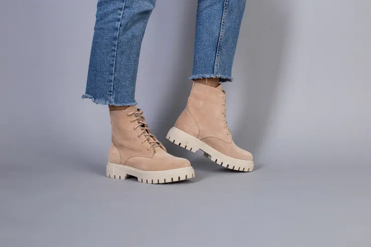 Ботинки женские замшевые пудровые на шнурках зимние фото 2 — интернет-магазин Tapok