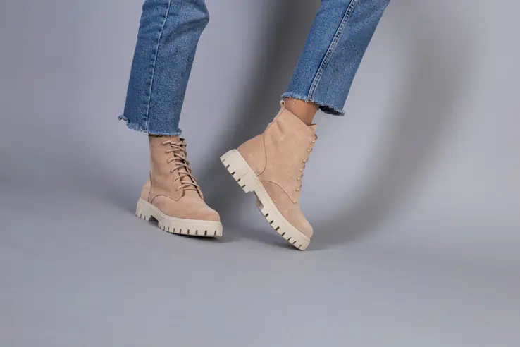 Ботинки женские замшевые пудровые на шнурках зимние фото 4 — интернет-магазин Tapok